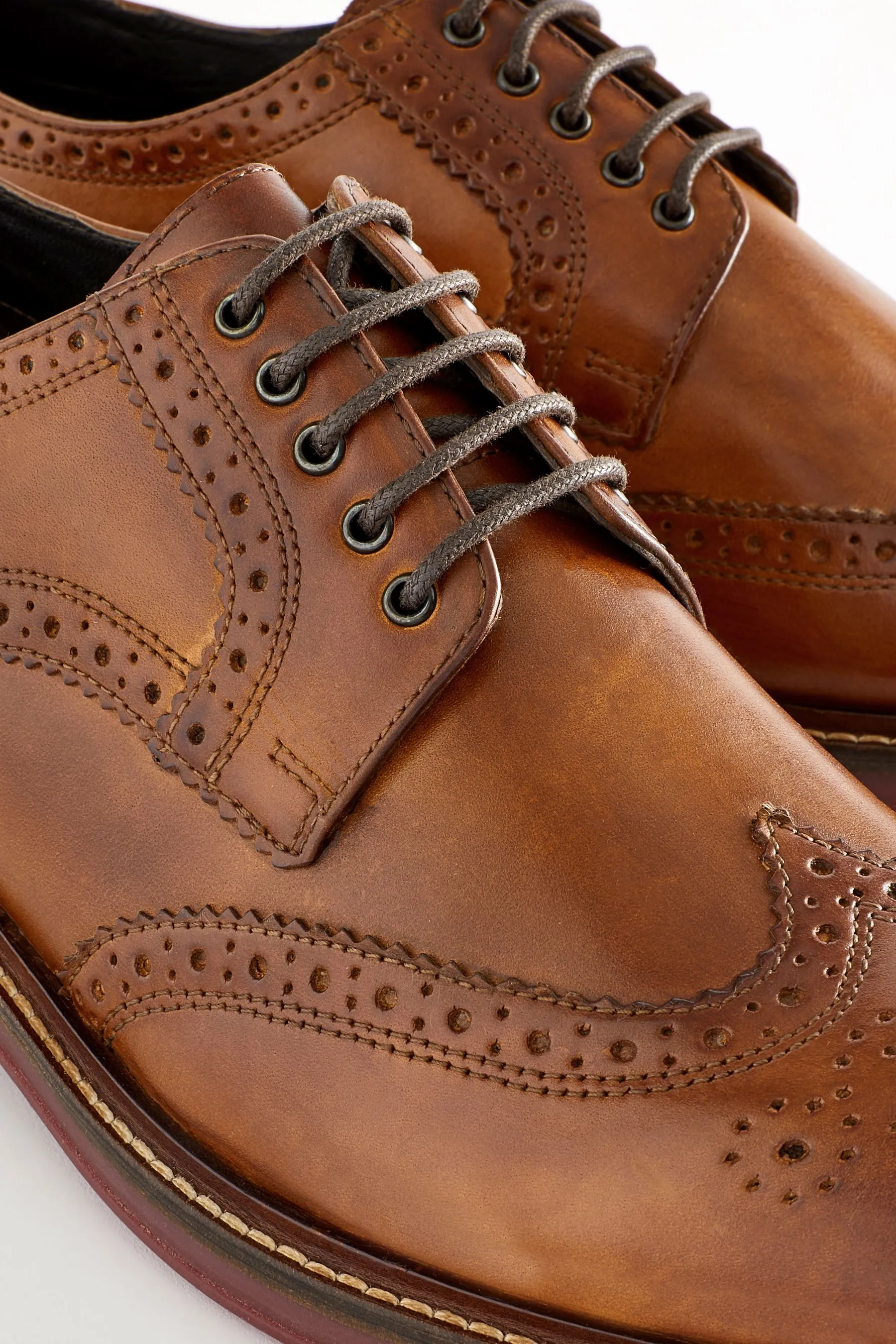 Marrone chiaro   - Scarpe brogue in pelle con suola a contrasto Scarpe
